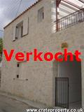 voorkant van het huis aan de kant van de straat