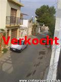 de straat voor het huis gezien van de veranda