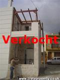 het huis met patio bij de voordeur