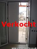 de deur naar de veranda van een van de slaapkamers