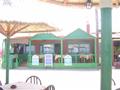 het restaurant gezien vanaf het terras aan de zee
