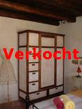 kleding kast in een van de slaapkamers